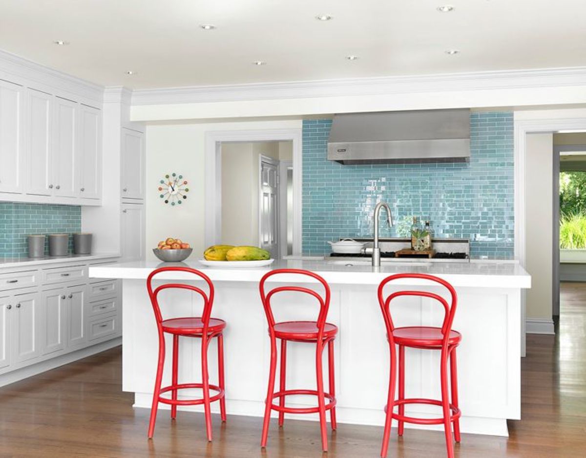 Une touche de rouge peut être créée dans une pièce bleue avec un objet simple ou un motif répété.